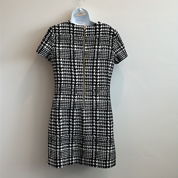 Calvin Klein. Size 6. Black and white. Knee length - Picture 2 of 6